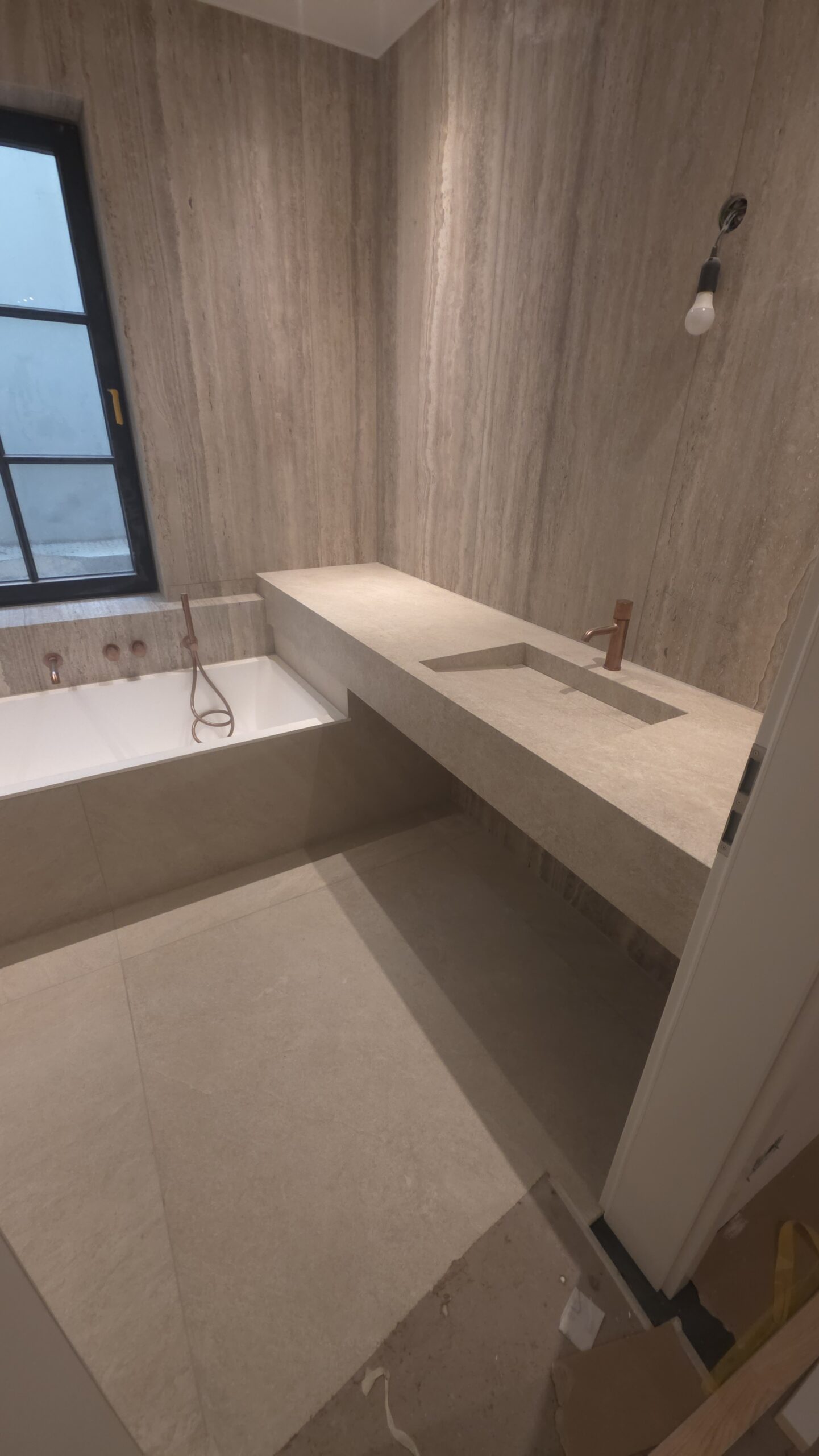 Badewanne und Waschtisch Feinsteinzeug – Fliesen Kasperek GmbH