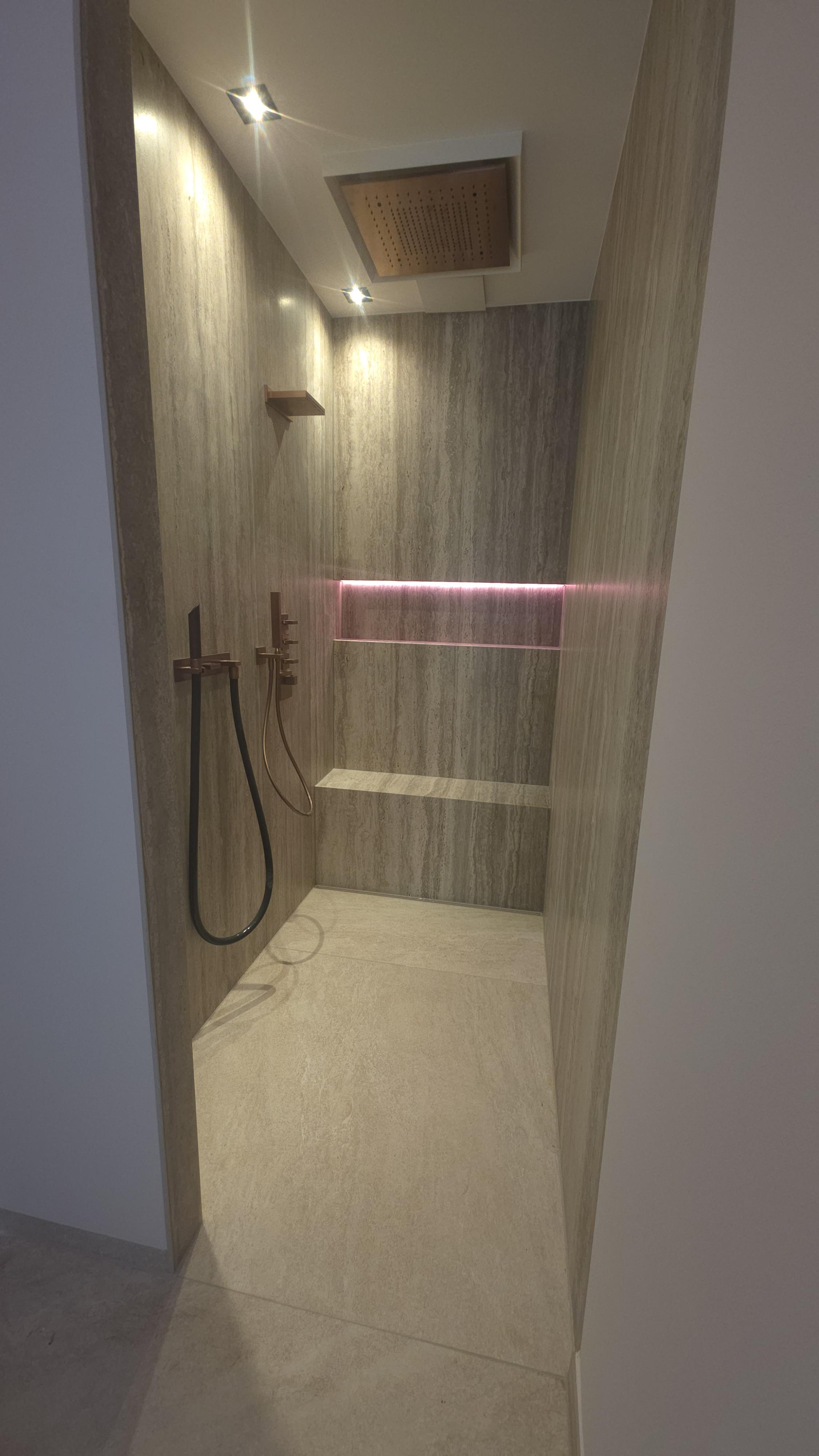 Dusche mit Ambientebeleuchtung – Fliesen Kasperek GmbH