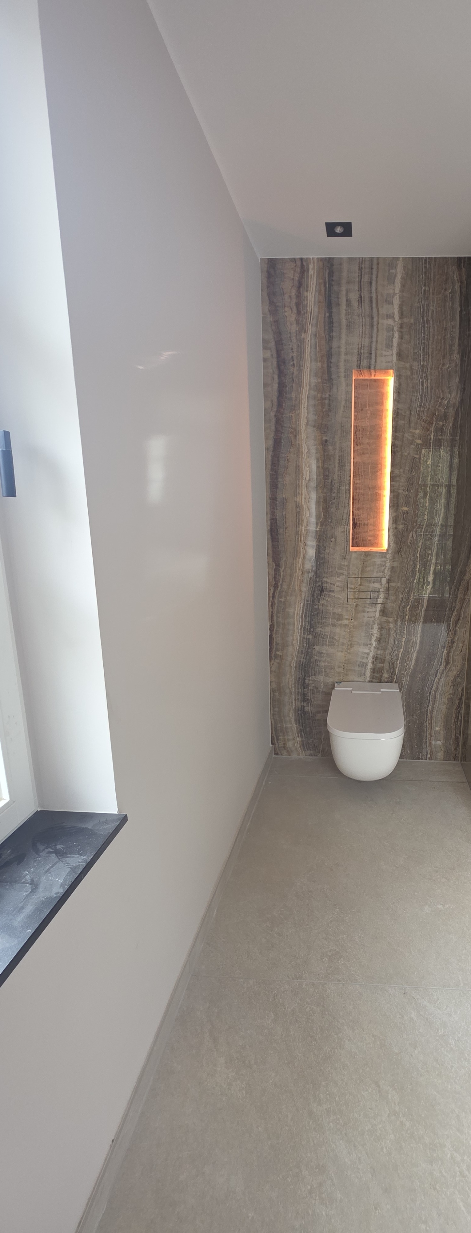 Onyx Gäste-WC mit Lichtnische – Fliesen Kasperek GmbH