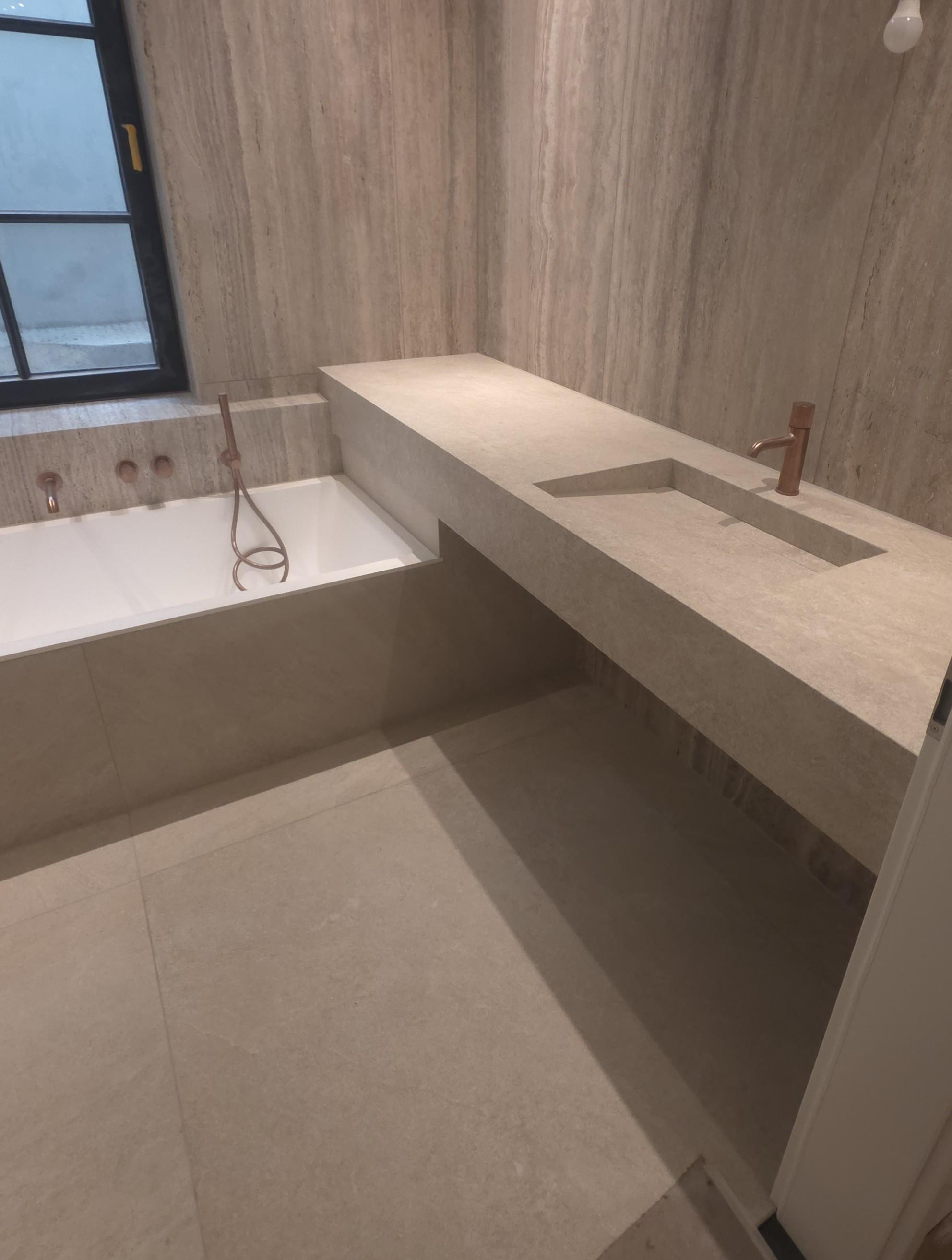 Freistehende Badewanne Travertin Kupferarmatur – Fliesen Kasperek GmbH